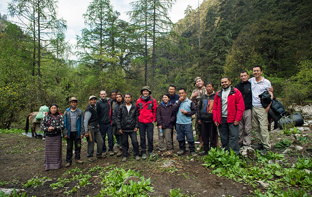 The team of 5 trekkers with our 7 camp staff, guides and a family whom shared our camp site.