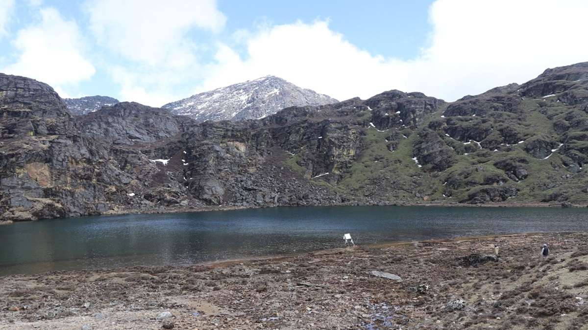 Crystal-clear lakes along the breathtaking Dagala Thousand Lake Trek